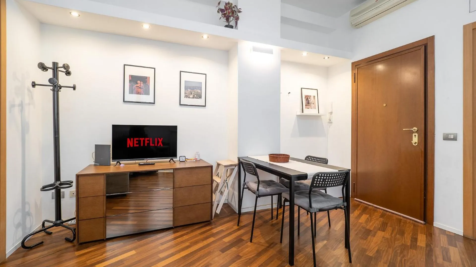 Cozy Apartment Near Milano Centrale - 4 Guests 0*, Milaan Italië